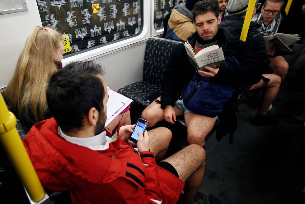 hombres en el metro en ropa interior