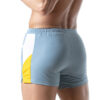 Detalle del lateral del Short Leader Hero Gris con contrastes en amarillo y blanco.