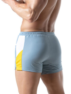 Detalle del lateral del Short Leader Hero Gris con contrastes en amarillo y blanco."