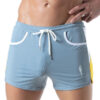 Modelo posando frontalmente con el Short Leader Hero Gris, ideal para deportes o playa