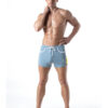 Vista frontal completa del Short Leader Hero Gris con detalles contrastantes en blanco y amarillo