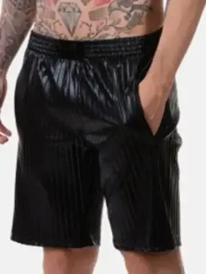 "Vista lateral del Short Barcode Berlin Pleated Leader Rub en color negro con diseño plisado, mostrando un ajuste cómodo y moderno."