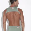 Vista trasera del arnés Code 22 Reflex para hombre en verde, diseño deportivo y cómodo.