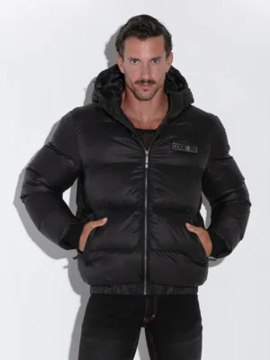 Hombre con las manos en los bolsillos, luciendo la Chaqueta Puffer Code 22 en color negro.