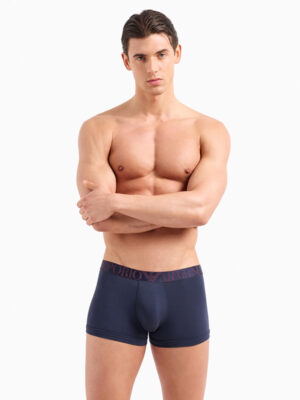 Modelo usando el boxer azul marino del Pack de 3 Boxers Emporio Armani 4F726 con banda elástica de Emporio Armani.