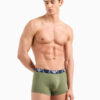 Modelo vistiendo boxer verde Emporio Armani 4F715 con banda elástica y logotipo blanco