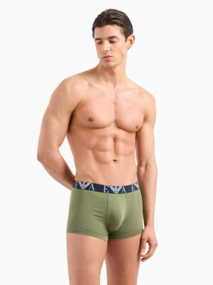 Modelo vistiendo boxer verde Emporio Armani 4F715 con banda elástica y logotipo blanco