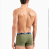 Vista trasera del modelo vistiendo boxer verde Emporio Armani 4F715 con banda elástica y logotipo blanco