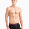 Vista lateral del modelo con boxer negro del Pack 3 Boxer Emporio Armani 4F717