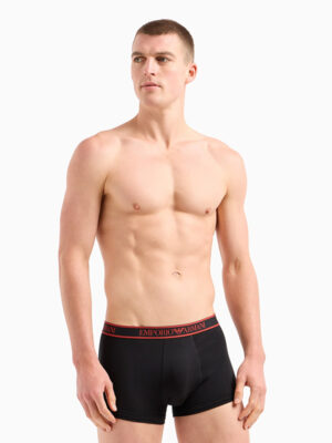 Vista lateral del modelo con boxer negro del Pack 3 Boxer Emporio Armani 4F717