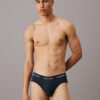 Modelo de pie con slip Calvin Klein Cotton Stretch QY5 en azul oscuro, vista frontal completa