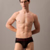 Modelo con slip Calvin Klein Intense Power Q1S en negro y cinturilla Calvin Klein roja