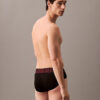 Vista lateral del modelo con slip Calvin Klein Intense Power Q1S en negro