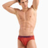 Modelo luciendo el slip rojo del pack de 3 Emporio Armani 4F726.