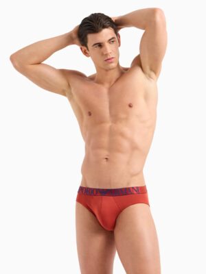 Modelo luciendo el slip rojo del pack de 3 Emporio Armani 4F726.