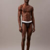 Vista completa del modelo con slip negro Calvin Klein Modern Cotton PT1 mostrando ajuste perfecto