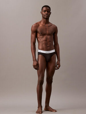 Vista completa del modelo con slip negro Calvin Klein Modern Cotton PT1 mostrando ajuste perfecto