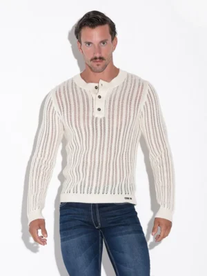 Frontal del Jersey Code 22 Henley Off White, estilo Henley con botones en cuello, tejido calado blanco.