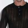 Detalle del cuello abotonado del Jersey de Punto Code 22 Henley negro, estilo openwork