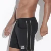 Detalle lateral Pantalón Corto Deportivo Code 22 Downtown Negro con línea contrastante