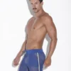 Imagen 4: Short hombre Code 22 Openwork azul, vista lateral destacando línea contrastante y estilo deportivo de malla