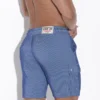 Vista trasera derecha del modelo masculino con el Short Deportivo Code 22 Reflex Azul.