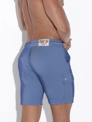 Vista trasera derecha del modelo masculino con el Short Deportivo Code 22 Reflex Azul.