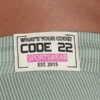 Detalle del logotipo en la parte trasera del Short Deportivo Code 22 Reflex Verde.