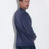 Hombre de perfil con la sudadera Code 22 Essential azul