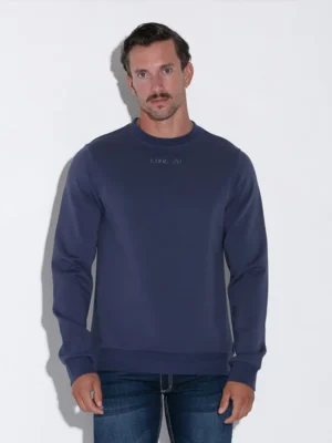 Hombre de frente con la sudadera Code 22 Essential azul