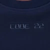 Detalle del logotipo bordado Code 22 en la parte frontal de la sudadera azul