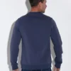 Hombre de espaldas con la sudadera Code 22 Essential azul