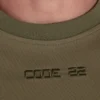 Detalle del logo Code 22 bordado en el pecho de la sudadera verde.