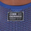 Detalle del logo Code 22 en la camiseta de tirantes Openwork azul