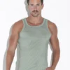 Hombre de frente con camiseta de tirantes Code 22 Reflex Verde mostrando un estilo deportivo y ajustado