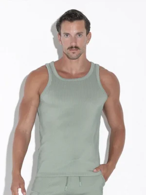 Hombre de frente con camiseta de tirantes Code 22 Reflex Verde mostrando un estilo deportivo y ajustado