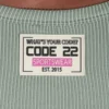 Detalle del logotipo de Code 22 en la parte superior de la camiseta de tirantes Reflex Verde