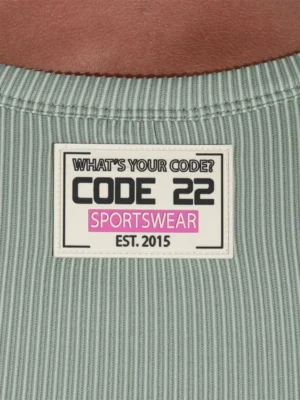 Detalle del logotipo de Code 22 en la parte superior de la camiseta de tirantes Reflex Verde