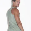 Vista lateral del hombre con camiseta de tirantes Code 22 Reflex Verde mostrando su perfil atlético