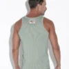 Hombre de espaldas con camiseta de tirantes Code 22 Reflex Verde en pose casual