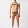 Suspensorio (jockstrap) Barcode Berlin Zuri en color dark army, vista completa del modelo luciendo el suspensorio