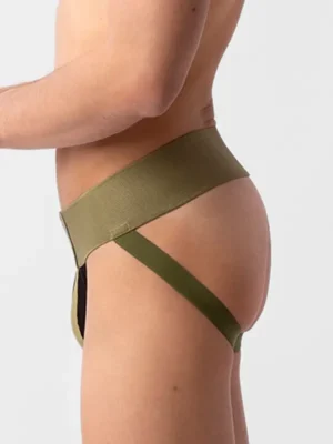 Suspensorio (jockstrap) Barcode Berlin Zuri en color dark army, vista lateral destacando las correas traseras y el ajuste