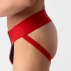 Suspensorio jockstrap Barcode Berlin Zuri en negro y rojo, vista lateral mostrando detalle de las cintas traseras