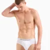 Modelo luciendo el slip blanco Emporio Armani, destacando el ajuste perfecto y la cinturilla con logotipo.