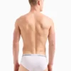 Vista trasera del slip blanco de Emporio Armani, mostrando un diseño clásico y ajuste cómodo.