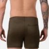 Vista trasera del short deportivo Barcode Berlin Aluk en verde army, con bolsillo trasero y acabados detallados.