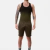 Hombre vistiendo Short Deportivo Barcode Berlin Kaberi Negro con tirantes verdes, vista completa.