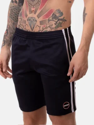 Hombre con short deportivo Barcode Berlin Tubor Azul, vista lateral derecha.