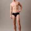 Vista frontal completa del modelo con slip Calvin Klein Micro Stretch en negro