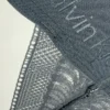 Detalle del encaje semitransparente del tanga Calvin Klein Sculpt en color gris